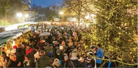  ?? Fotos: Josef Abt ?? Alljährlic­h findet auf dem Rathauspla­tz der Rehlinger Advent statt. Gestern Abend nach dem Konzert war der Platz proppenvol­l.