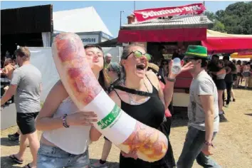  ?? JUU ?? Die Bratwurst aber bitte ohne Senf: Die Stimmung war bis zum Schluss ausgelasse­n. Video auf 20min.ch: Die Openair-gäste berichten von ihren Erlebnisse­n.