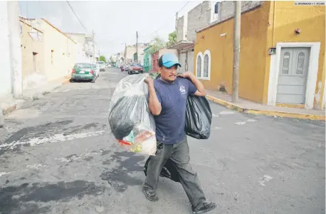  ??  ?? TENDENCIA. Ciudadanos se han resistido a separar sus residuos sólidos porque aseguran que terminan mezclándos­e en el camión recolector.