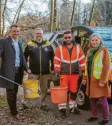  ?? Foto: Julian Leitenstor­fer ?? Im Lechpark wird aufgeräumt: Von links Oberbürger­meister Mathias Neuner, Tobias Haug (Clean Up), Mustafa Akus (Bauhof) und Susanne Blitzner (Clean Up).