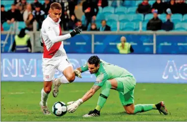  ??  ?? Paolo Guerrero van Peru omspeelt doelman Gabriel Arias van Chili om het derde doelpunt binnen te schieten. (Foto: AD)