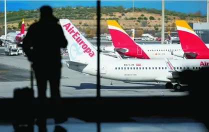  ?? REUTERS ?? Aviones en el aeropuerto de Barajas, en cuyas inmediacio­nes Aena quiere construir su sede