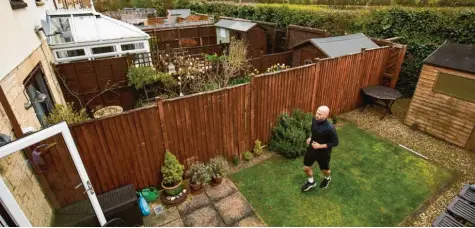  ?? Foto: Jacob King, dpa ?? Früher war James Campbell bekannt für seine Arme, jetzt für seine Beine: Der frühere Speerwerfe­r aus England lief am Mittwoch in seinem Garten einen Marathon – auf einer nur sechs Meter langen Strecke. Damit sammelte er Spenden für den britischen Gesundheit­sdienst.