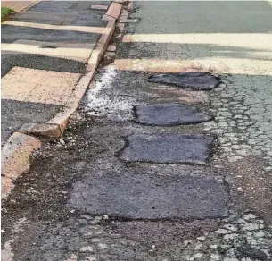  ?? ?? ●●Pothole repairs on Fitzwillia­m Avenue, Sutton, have been criticised