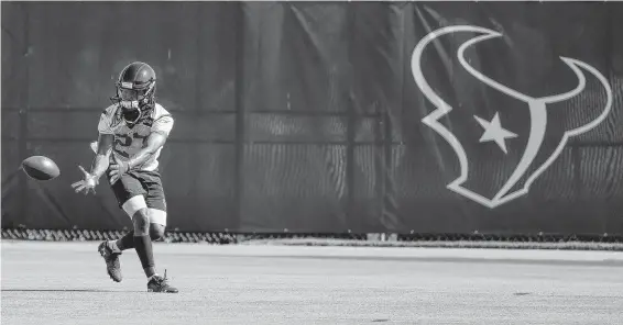  ?? Photos by Brett Coomer / Staff photograph­er ?? Texans running back D'Onta Foreman works on his hand-to-eye coordinati­on while making a catch during training camp Thursday at the Methodist Training Center.