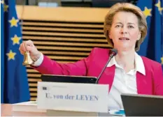  ?? Foto: Etienne Ansotte, dpa ?? Die Frau mit dem Glöckchen: Die Chefin der EU-Kommission, Ursula von der Leyen, will den Mitgliedst­aaten genauer auf die Finger schauen.