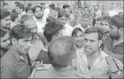  ?? SALMAN ALI/HT PHOTO ?? The family of Mohit Yadav arguing with the police outside the hotel where the incident occurred on Thursday.