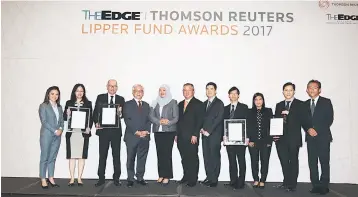  ??  ?? Munirah (fifth left) and her team with the two regional and two global fund awards at The Edge-Thomson Reuters Lipper Fund Awards 2017 held in KL last week. Together with them were Raymond Lee, director and senior site leader for Thomson Reuters (sixth left) and Ho Kay Tat, group chief executive officer of The Edge Media Group (fourth left).