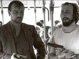  ??  ?? Die bewaffnete­n Geiselnehm­er Dieter Degowski (l) und Hans-Jürgen Rösner stehen am 17. August 1988 in einem gekaperten Linienbus.