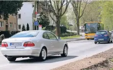  ?? FOTO: A. TINTER ?? Seit gestern rollt der Verkehr wieder auf der L 142 durch Langwaden – die Umleitung über Barrenstei­n ist aufgehoben.