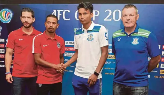  ??  ?? Safiq (dua dari kiri) bersalam dengan Laboravy selepas sidang media Piala AFC di Johor Bahru, semalam.