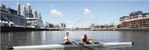  ?? Foto: imago/Golovanov ?? Training auf der Wettkampfs­trecke: Die Brücke des spanischen Stararchit­ekten Santiago Calatrava bildet die Kulisse für die Bootsrenne­n in Buenos Aires.