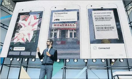  ?? ERIC RISBERG / AP ?? GOOGLE LENS RECONOCE LO QUE VE. Google presentó ayer en su conferenci­a I/O el servicio Google Lens, que reconoce lo que ve la cámara del móvil y ofrece servicios e interaccio­nes inteligent­es.