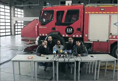  ?? MIQUEL CODOLAR / ACN ?? Rueda de prensa de los cinco sindicatos de Bombers de Catalunya en el parque de Badalona