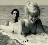  ??  ?? Surfin’ Biarritz: Deneuve and de Rosnay