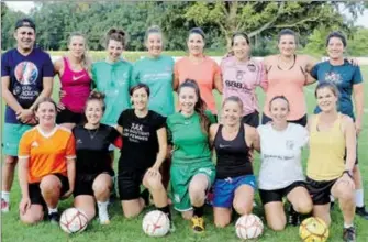  ?? ?? L’esprit sportif et l’esprit de camaraderi­e animent les féminines de l’ELLES qui ont eu plaisir à se retrouver pour la reprise de l’entraineme­nt.