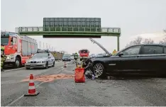  ?? Foto: Mario Obeser ?? Das Ergebnis eines missglückt­en Überholman­övers auf der A 8: 20 000 Euro Schaden an einem Auto, vier Verletzte und kilometerl­anger Stau.