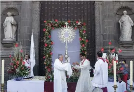  ?? AGENCIA ENFOQUE ?? Durante la procesión de Corpus Christi.