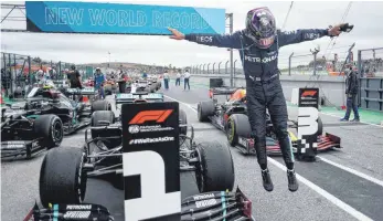  ?? FOTO: JORGE GUERRERO/DPA ?? Der Überfliege­r der Formel 1: Lewis Hamilton nach seinem Rekordsieg in Portimão.