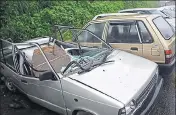  ?? DEEPAK SANSTA /HT ?? Vehicles parked on a roadside were damaged as a rock fell on it near Dhalli sabji mandi in Shimla on Saturday.