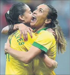  ?? FOTO: GETTY ?? Marta se abraza a Andressa Compañeras con Brasil, se enfrentará­n en Champions