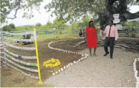  ?? :Gregeory Bennett) ?? Toll Gate Primary’s Principal Carol Brown-clarke and Vice-principal Stanford Green at the Peace Garden(photos