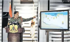  ??  ?? Ein libyscher Militärspr­echer erläutert die militärisc­hen Operatione­n der vergangene­n Tage und Wochen.