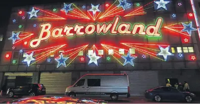  ?? FOTOS: GLASGOW MUSIC CITY TOURS ?? Am Abend verwandelt sich das tagsüber graue und unscheinba­re Barrowland in ein Konzerthau­s, in dem Bands wie Oasis, Metallica oder David Bowie schon legendäre Konzerte gegeben haben. Es ist ein Teil der Musiktour durch Glasgows Innenstadt.