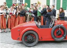  ?? Foto: Josef Mörtl ?? Die Kühbacher Blaskapell­e und viele neugierige Zuschauer empfingen die Teilnehmer der Oxenweg Rallye.