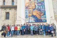  ?? FOTO: SEELSORGEE­INHEIT ARGENTAL ?? Frauenwall­fahrt der Seelsorgee­inheit Argental – Gruppe mit Pfarrer Hof vor der Basilika St. Vitus mit Bild vom seligen Pater Philipp Jeningen.