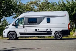  ?? ?? pCarrosser­ie grise et belles jantes de série, mais surtout le Fiat Ducato en boîte auto pour la gamme Sky-Line.