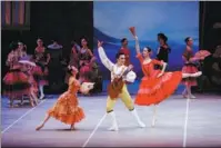  ?? Right: DonQuixote PHOTOS PROVIDED TO CHINA DAILY ?? Left: Feng Ying (right), president of the National Ballet of China, coaches ballerina Qiu Yunting in a rehearsal for the ballet in Beijing. A scene from the 2015 production of being performed by the troupe in Beijing.