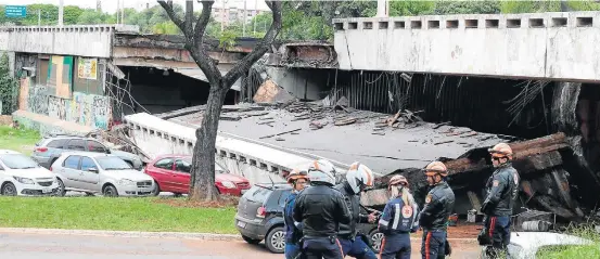  ?? ANDRE DUSEK/ESTADÃO ?? Danos. Quatro carros estacionad­os embaixo da pista foram esmagados e um restaurant­e que funcionava entre os pilares também acabou danificado