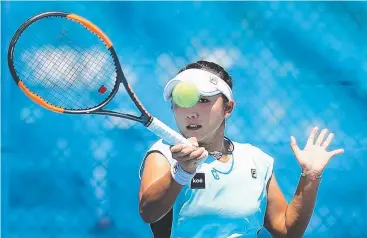  ?? Picture: JUSTIN BRIERTY ?? HAPPY: Japan’s Kyoka Okamura in action at the Cairns Internatio­nal Tennis Centre.