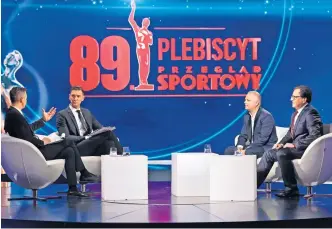  ?? ?? Jerzy Mielewski i Łukasz Kadziewicz rozmawiają z redaktorem „Przeglądu Sportowego” Pawłem Wołosikiem i zastępcą szefa redakcji sportowej Polsatu Pawłem Wójcikiem, o nominacjac­h w tegoroczny­m Plebiscyci­e.