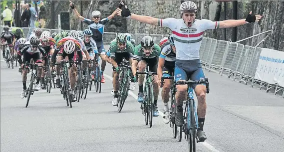  ?? FOTO: UNANUE ?? Barnabás Peák celebra exultante su victoria en la línea de meta de Hondarribi­a El húngaro se impuso al sprint con autoridad