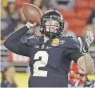  ?? MARCIO JOSE SANCHEZ/THE ASSOCIATED PRESS ?? Purdue quarterbac­k Elijah Sindelar threw a 38-yard touchdown pass late to beat Arizona in the Foster Farms Bowl.