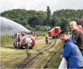  ??  ?? Auf einem Brachgelän­de konnten sich Besucher von der Geländegän­gigkeit der Feuerwehr-Fahrzeuge überzeugen.