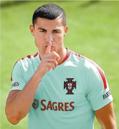 ??  ?? Cristiano Ronaldo, en un entrenamie­nto con la selección de Portugal