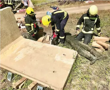  ?? FOTO: THOMAS STRIDDE ?? Es ist nur eine Puppe! Azubis der Jenaer Feuerwehr können auf dem Teag-Gelände in Göschwitz alles üben, zum Beispiel auch die Bergung einer verletzten Person, die unter ein Betonteil geraten ist.