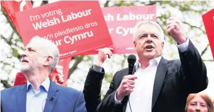  ??  ?? > Carwyn Jones with Labour leader Jeremy Corbyn during campaignin­g before this year’s General Election