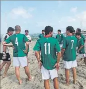  ?? FOTO: FVF ?? A la derecha el equipo calienta para uno de sus partidos y arriba escuchan las ordenes de Gabilondo. Abajo, toda la expedición de Euskadi