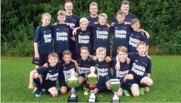  ?? Foto: Daniela Loi ?? Die E Junioren des Lauber SV mit den in dieser Saison errungenen Trophäen (hinten von links): die Trainer Rainer Hubel, Norbert Seefried, Claus Wurm; mittlere Reihe: André Krukawka, Andreas Frisch, Jonas Dürrwanger, Nico Kogler, Jonas Wundel, Jan Herr...