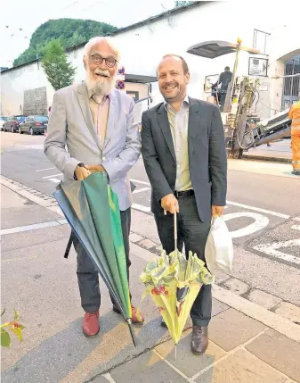  ?? ?? Es wird am Buchmarkt für kleine Verlage nicht einfacher, die Verleger Jochen Jung und Daniel Kampa (v. li.) stehen deshalb fortan unter einem gemeinsame­n Schirm.