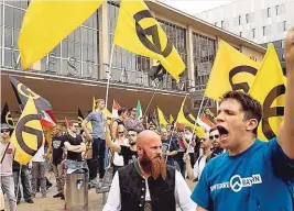  ??  ?? Rechte unter sich: Identitäre­n- Demonstrat­ion in Wien