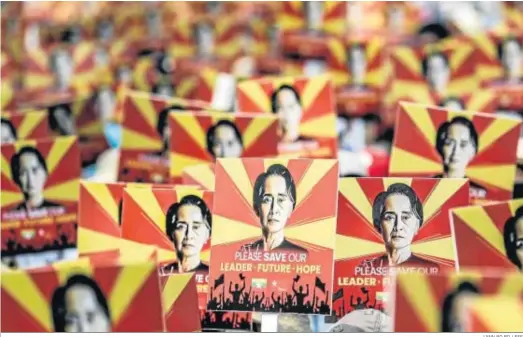  ?? LYNN BO BO / EFE ?? Simpatizan­tes de la depuesta líder birmana Aung San Suu Kyi protestaro­n ayer a las puertas de la embajada china en Rangún (Birmania).