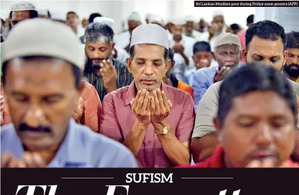  ??  ?? Sri Lankan Muslims pray during Friday noon prayers (AFP)
