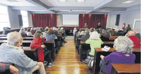  ?? Ricardo pristupluk ?? Horacio González expone en la asamblea realizada ayer en el aula 100 de la Facultad de Ciencias Sociales