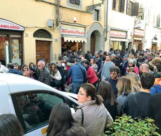  ??  ?? Via de’ Neri, ore 13 di ieri: un taxi non riesce a passare tra la folla Le fioriere messe dal Comune in realtà hanno solo ristretto la strada