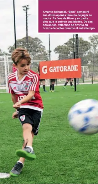  ??  ?? Amante del futbol, “Beni” demostró sus dotes apenas terminó de jugar su madre. Es fana de River y su padre dice que le sobran cualidades. De casi dos añitos, Valentino se divirtió en brazos del actor durante el entretiemp­o.